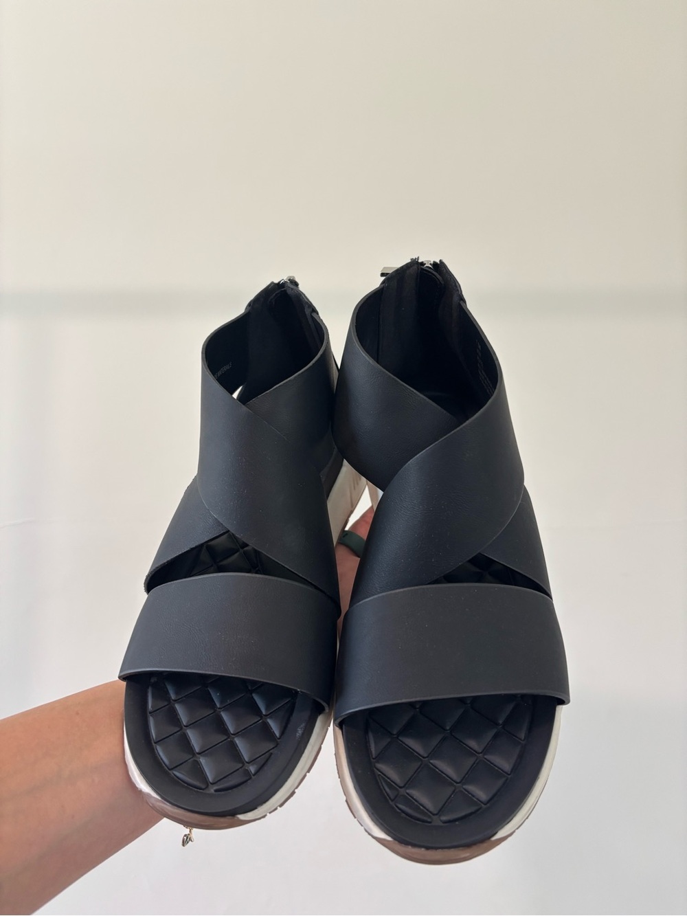 Aerosoles New York Women’s Black Crisscross Strap Sandals | size 7.5
